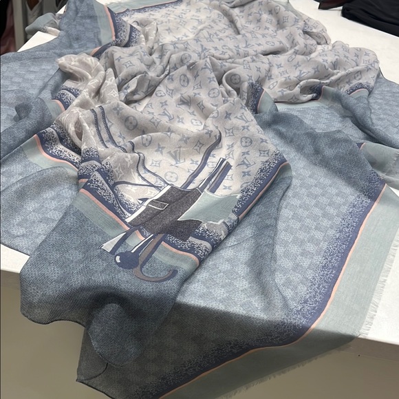 Louis Vuitton Cashmere Blue and Gray Patterned Scarf/Wrap - Picture 6 of 14